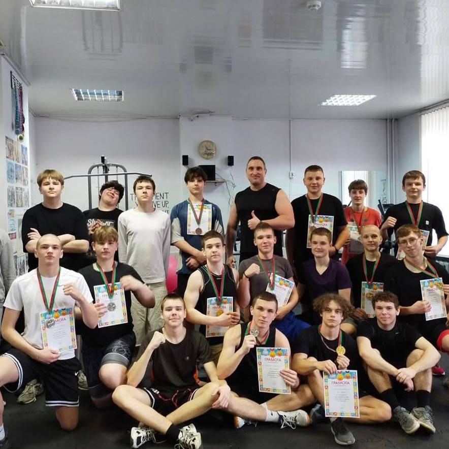 Соревнования по атлетической гимнастике «Подъем штанги на бицепс» среди юношей